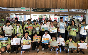 (影)最溫馨聖誕！屏東學生用歌聲、畫作交換禮物