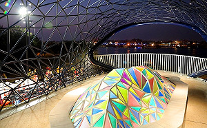 台南打卡新地標！彩色釉燒玻璃拼貼「大魚的祝福」超美der