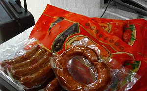 違規攜肉遭遣返第3例！中國旅客20萬元未繳清無法入境