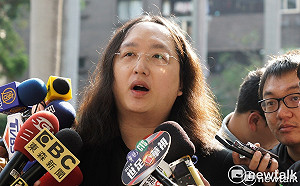 唐鳳家暴女友導火線  疑似餵髒水、霉食給毛孩稱「觀察實驗」