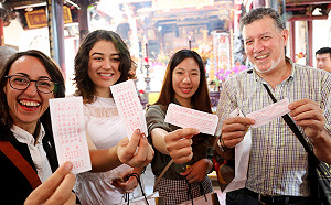 全台首創雙語籤詩！到台南求月老國外遊客直呼「超酷」