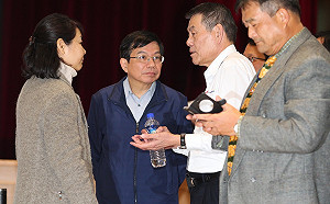 「紅眼」勞資協商 華航法務經理疑「胃痙攣」離場