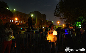 反同團體元宵提燈繞政院 零星挺同人士到場揮彩虹旗盼尊重