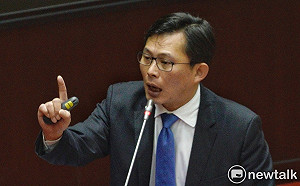 郭台銘稱「民主不能當飯吃」 黃國昌貼出數據狠打臉