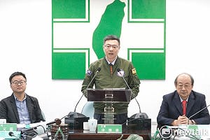 卓榮泰籲黨公職勿過度表態  陳明文正好步入會場