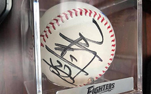 謝長廷也成小粉絲！旅日棒球好手王柏融贈親筆簽名球