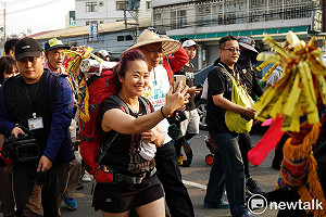 良影一二》補捉野生柯P 年輕美女湊上來跟阿北拍一張