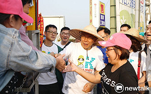 現場觀察》從徒步到騎腳踏車遶境  沿路大批民眾拱柯P「選總統」