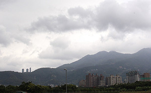 今最高溫飆32°C  下午鋒面北移雨勢趨緩