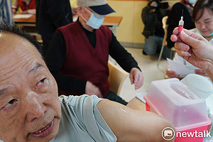 長者接種流感疫苗有感!疾管署:重症死亡風險大降7成