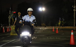 下班赴駕訓班學騎車！林佳龍放閃：希望老婆當第一個乘客