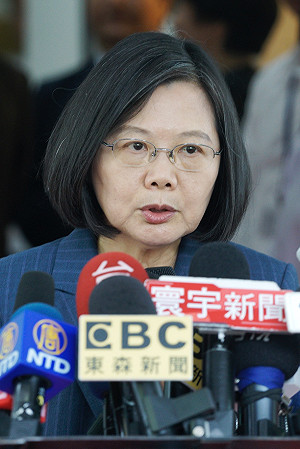 綠營政見會強碰韓國瑜造勢  蔡英文「平常心面對」