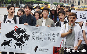 在台港人請願蔡英文撐港台人權  向總統府遞陳情書