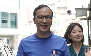 朱立倫參拜大甲媽「不談政治」 顏清標：有拜有保佑