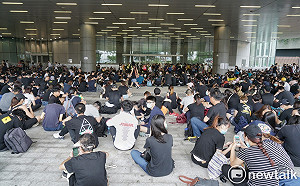 籲林鄭月娥回應四訴求 港反送中示威轉移陣地包圍特首辦