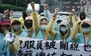 長榮罷工》空服員被困維也納 工會成員赴總統府陳情