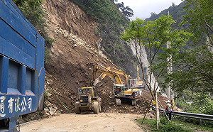 豪大雨造成邊坡落石！阿里山公路每30分鐘放行1次