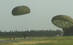疑吃風不足 驚傳國軍2傘兵跳機後墜地！