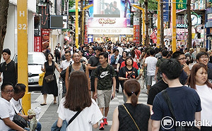 良影一二》「颱風假多放了」  台北市爽唱KTV、逛大街