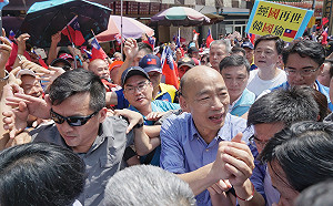 良影一二》韓流再起！ 韓國瑜參拜鹿港天后宮 廟埕擠爆