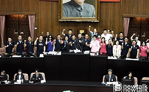 立院首天開議就杯葛！國民黨團自備珍奶、香菸道具抗議