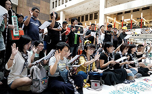良影一二》台港民眾快閃台北火車站 唱歌喊口號撐香港