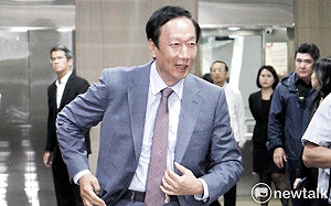 郭韓還沒會！ 郭和「他」先同台大酸「位子」被占走了