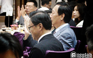 郭台銘、張善政「冷」同框 黃光芹：把錢還回去！
