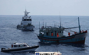 (影)越南籍漁船越界捕魚！漁業署開罰100萬