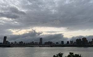 強度直逼冷氣團！明天晚上降溫變冷  低溫下探13度