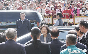 參拜龍山寺280週年慶典 蔡英文：盼共同拼經濟和社福