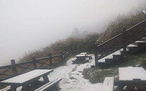 雪山下雪囉！入冬首波降雪  三六九山莊成銀白世界