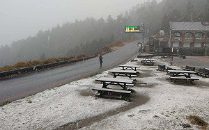 (影)合歡山初雪雪量驚人！現場民眾紛紛堆起雪人