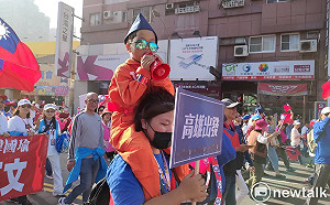 (影)現場直擊》挺韓遊行亮點多 小小韓粉、香蕉裝藍營候選人很吸睛