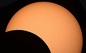 日環食今天登場！午後太陽黯然消光逾30％