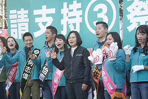 蔡英文站上路口木箱拜票  媒體、維安擠爆小巨蛋廣場
