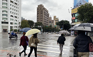 外出帶傘！北台灣濕涼  中南部高溫上看29°C