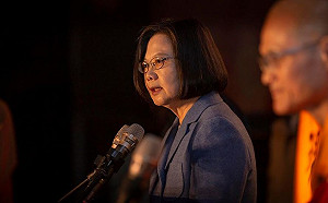 蔡英文法鼓山撞鐘沒戴口罩惹爭議!開放空間健康良好不一定要戴
