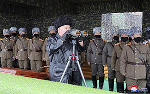 金正恩公開露面視察軍演 所有官員都戴口罩只有他沒在怕