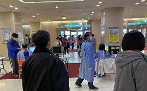 武漢肺炎》醫院要有健保卡、身分證才放行！網讚：做得好