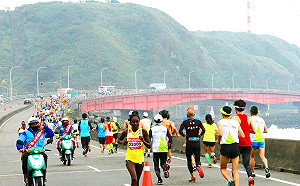 武漢肺炎》本土感染病例超越境外移入！大型聚會成防疫焦點