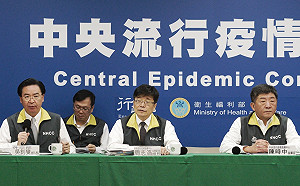 武漢肺炎》台10萬口罩換美30萬防護衣原料！陳時中：符合國家最佳利益