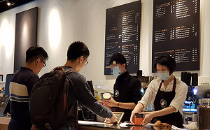 消基會調查192間連鎖超商、咖啡店！將近8成製作前沒洗手