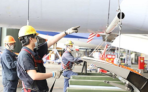 致敬「天空國家隊」！林佳龍感謝華航載千名國人返台