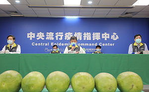 武漢肺炎》連6天0確診！指揮中心擺6顆大西瓜慶祝