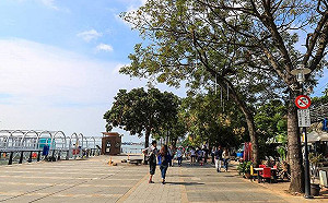 注意！五一連假首日 淡水老街人潮亮黃燈