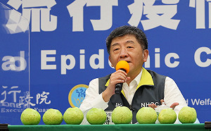 武漢肺炎》慶祝首度連8天0確診！記者會擺「8顆芭樂」代表8個樂