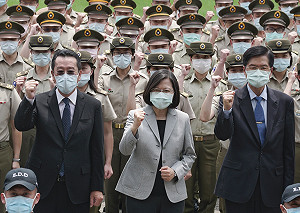 顧立雄首次陪蔡英文公開行程 到憲兵連看緝毒犬