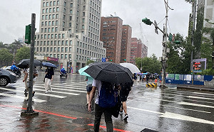 快訊》雨神同行!全台11縣市大雨特報  慎防雷擊、溪水暴漲