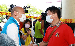 武漢肺炎》首艘遠洋漁船抵台  韓國瑜熱情握手！陳時中：不建議這樣做